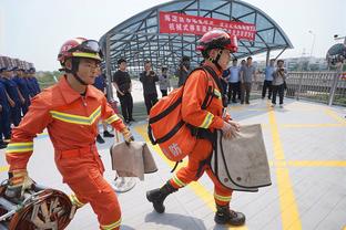 邵化谦：男篮上半场三分和篮板都还可以 下半场要减少失误